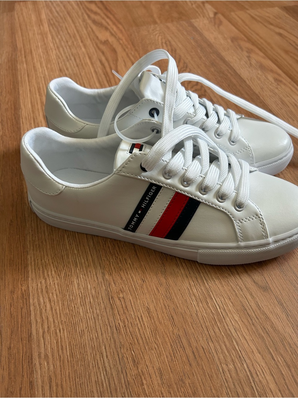 Tommy Hilfiger women White Leather Sneakers with Red & Navy Stripe. Size 8